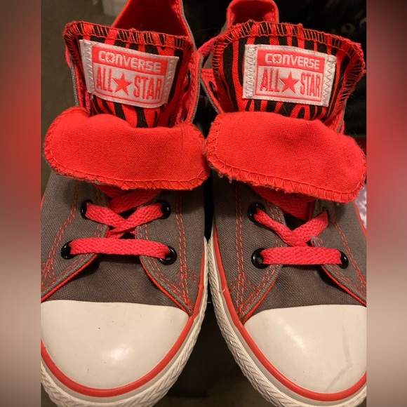 Converse Size 4 Grey and peach low tops with zebra tongue. Like new condition - Picture 1 of 6